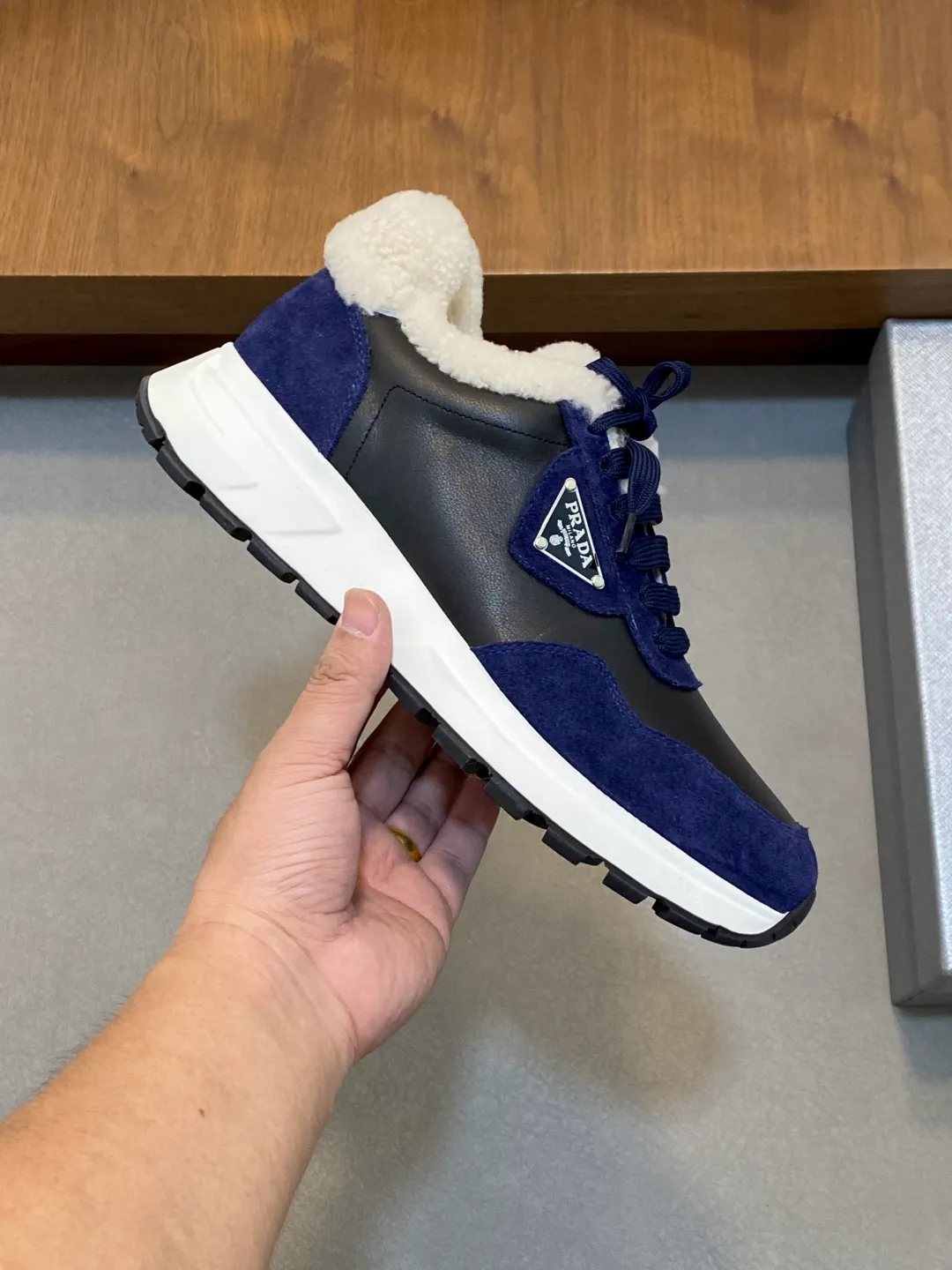 💰780 Prada/Prada Autumn and winter men's leather lace-up sneakers. Top-quality goods produced in Dongguan. Imported Nappa cowhide leather upper with raised layered design. Light and breathable, soft and comfortable. Genuine calfskin leather edging has a distinctive sporty style. The leather tongue is equipped with the classic PRADA letter red rubber label badge to fully display the brand style. The transparent air-cushion midsole is equipped with a lightweight tread rubber outsole. It is light and increased by about 4CM. The inner lining is Excellent foot feel. Comes with original packaging. 38-44 (customized at 45). Size: 39-40-41-42-43-44. Standard leather shoe size.